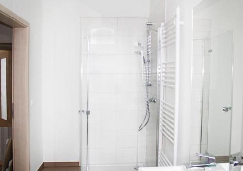 een badkamer met een douche en een wastafel bij Ferienhaus Brockenbahnblick in Wernigerode