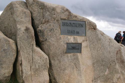 a sign on a rock with the word broken on it at Ferienwohnung Wendehake in Quedlinburg