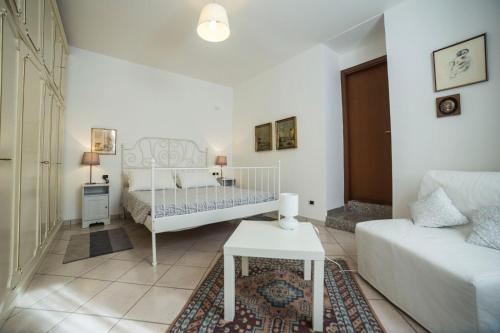 sala de estar con cama y sofá en Casa Bertul, en Lezzeno