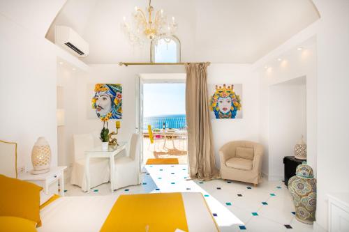 um quarto branco com uma mesa e uma cadeira em La Gasparina em Positano