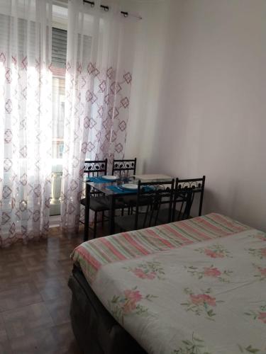 une chambre avec un lit, une table et une fenêtre dans l'établissement Nice Centre, Charmant Studio, à Nice