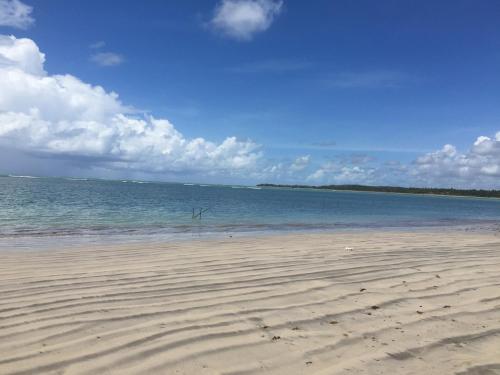 a sandy beach with the ocean in the background at Parador Algaroba in Japaratinga