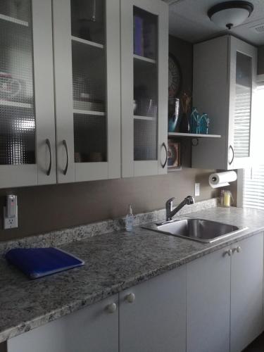 Kjøkken eller kjøkkenkrok på Suite in the Bush-Private Apartment