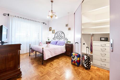 ein Schlafzimmer mit einem Bett, einer Kommode und einem TV in der Unterkunft Casa MaPi in Rom