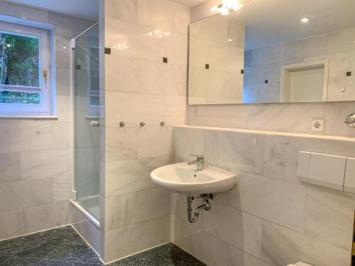 Kylpyhuone majoituspaikassa Meerbusch Apartments - 20 Min Messe DUS