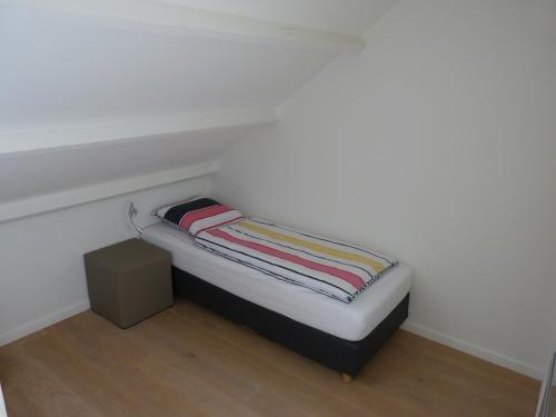 Cama pequeña en una esquina de habitación en Terrasses de Malmedy 453, en Malmedy