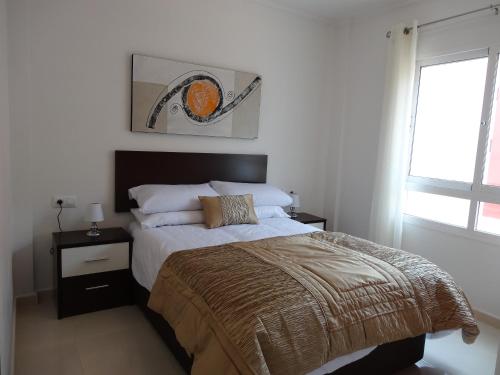 ein Schlafzimmer mit einem großen Bett und einem Fenster in der Unterkunft Casa Ibiza in Los Alcázares