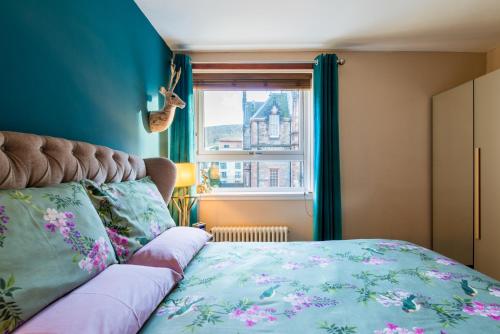愛丁堡的住宿－皇后區美景公寓，一间卧室设有一张床和一个窗口