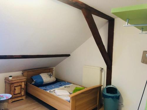 WeenerにあるLandhaus Ferienwohnung Wagnerの小さなベッドルーム(ベッド1台付)が備わる屋根裏部屋です。