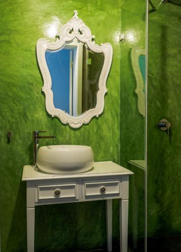 a bathroom with a sink and a mirror at Memórias Charme Residences in Covilhã