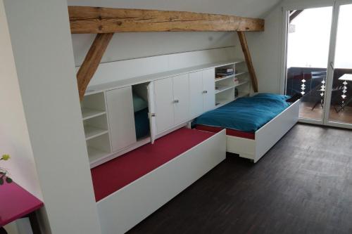 เตียงในห้องที่ Ackaert Ferienwohnung Top of Thun