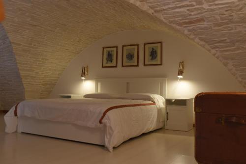 A bed or beds in a room at B&B L'alcova