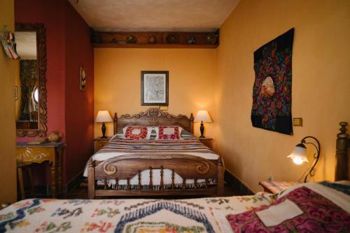 a bedroom with two beds in a room at Hotel La Casa del Mundo in Jaibalito