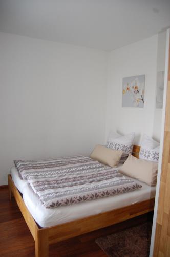 a bed with a wooden frame in a room at Apartment am Steinweg in Emden