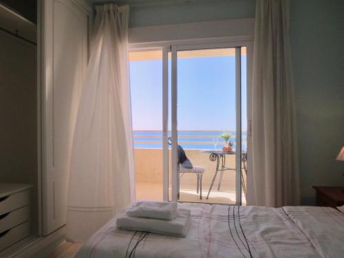 sypialnia z łóżkiem i widokiem na ocean w obiekcie Clubrent - Apartamentos Apolo 17 w mieście Calpe