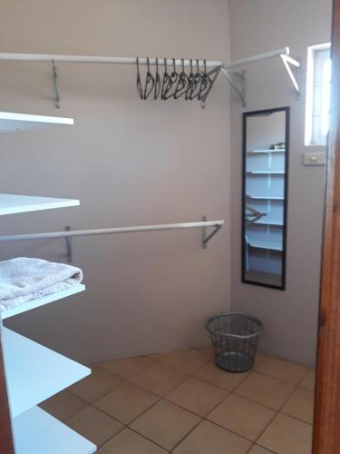 een badkamer met een handdoekenrek en een spiegel bij Blue Tides in Port Elizabeth