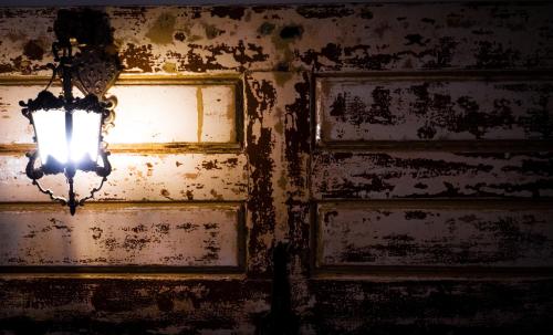 a light on a wall in a room at Memórias Charme Residences in Covilhã