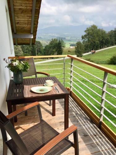 a table and chairs on a balcony with a view at LICHTECK - Helle Ferien in Breitenberg