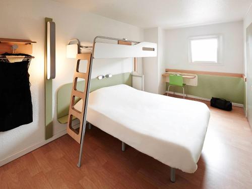 a bedroom with a bunk bed with a ladder at ibis budget Parauapebas in Parauapebas