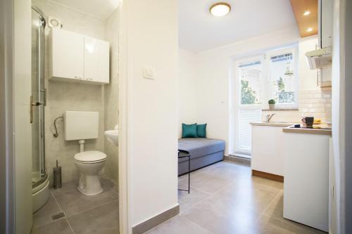 uma pequena casa de banho com um WC, um lavatório e uma janela em Studio Apartment Zen City Centre em Split