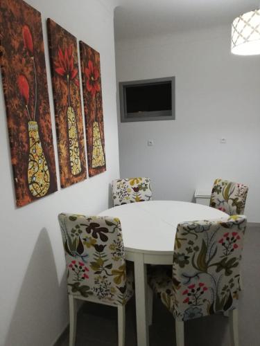 a room with a white table and two chairs at BED&SHOWER Moscavide -Self Check-In in Lisbon