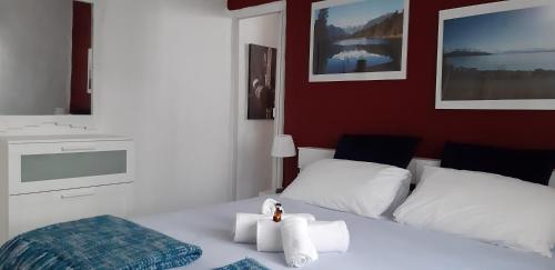 1 dormitorio con 1 cama con toallas en Faro de sardina Apartment, en Sardina