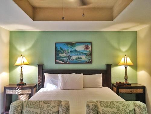 Una habitación de hotel con una cama y dos lámparas. en San Marcos 124 Gran Pacifica Resort, en San Diego