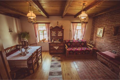 Un restaurante o sitio para comer en Country House Tunjina kuca Stara Kapela