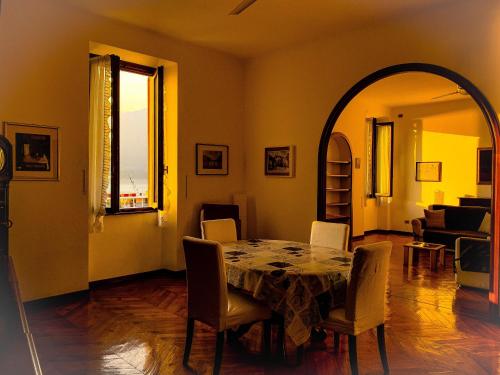 a dining room with a table and chairs and a window at Charming Bellagio in Bellagio