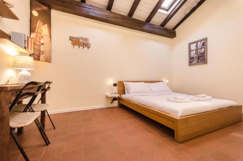 A bed or beds in a room at Ca' di Leo, Private Terrace in Historical Center