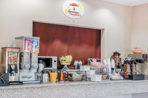 Utensilios para hacer té y café en Super 8 by Wyndham Brenham TX