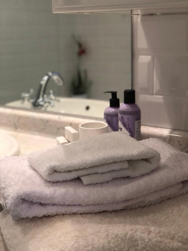 - une pile de serviettes assises au-dessus d'un lavabo dans l'établissement Cannes: Agréable 2 pièces vue mer panoramique, à Cannes