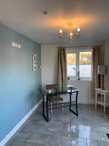 a living room with a table and a window at Inn Glastonbury - Self Catering in Glastonbury