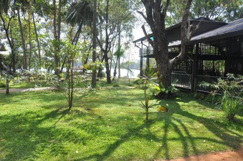 Taman di luar Nature's Lake View Sigiriya