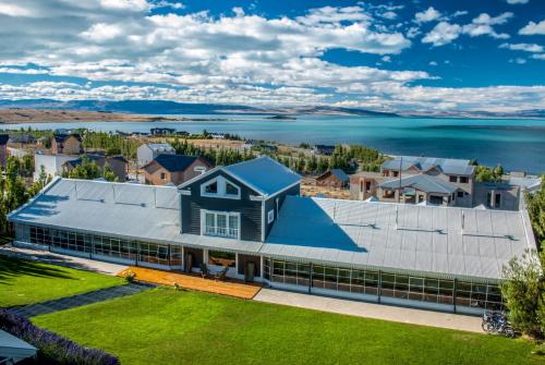 z góry widok na dom z dużym dachem w obiekcie Los Ponchos Hotel w mieście El Calafate