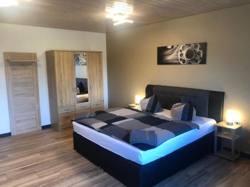 een slaapkamer met een groot bed in een kamer bij Pension Flying Ranch in Dermsdorf