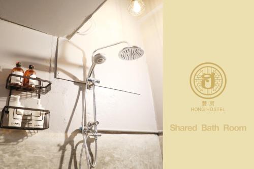 y baño con ducha. en Hong hostel, en Bangkok
