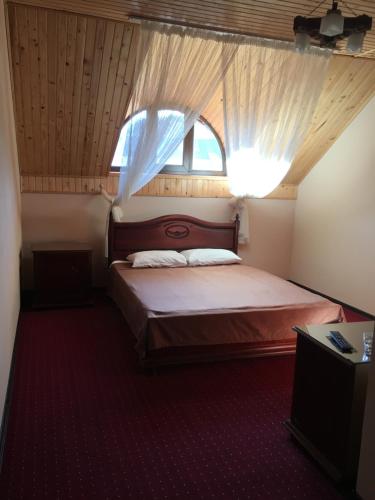 a bedroom with a large bed with a window at Stupari in Shaian