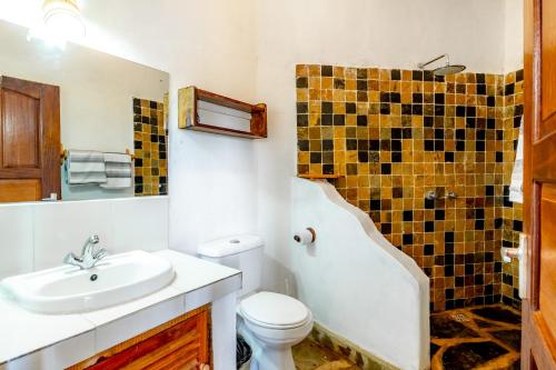 Vonios kambarys apgyvendinimo įstaigoje Villa Mashariki - luxury villa 400m from the beach