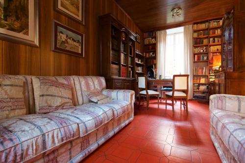 a living room with two couches and a table at Il Tempio di Morfeo in Rome