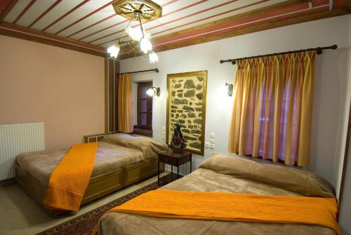 - une chambre avec 2 lits et une fenêtre dans l'établissement Kato Machalas, à Dikoryfo