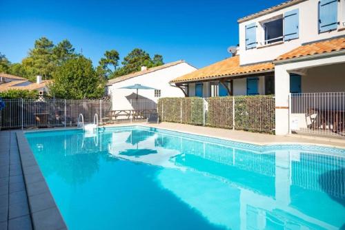 une piscine devant une maison dans l'établissement Le Pavot, à La Tranche-sur-Mer