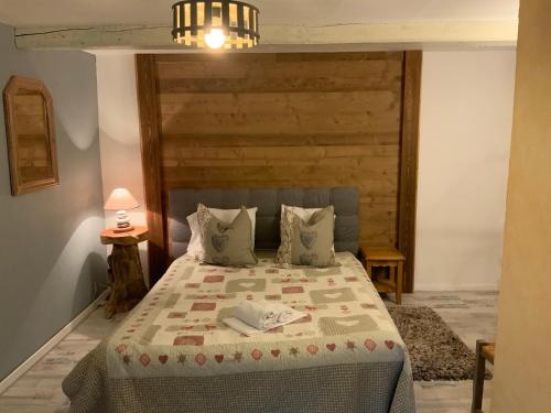 A bed or beds in a room at Auberge De La Grange spa & sauna