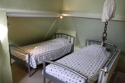Cette chambre comprend deux lits jumeaux dans une petite pièce dotée d'une hritisthritisthritisthritisthritisthritistite. dans l'établissement Villa Zonneweelde, au Coq