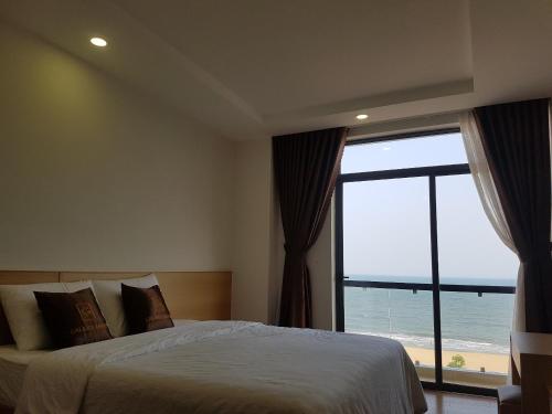 Giường trong phòng chung tại Galaxy Hotel