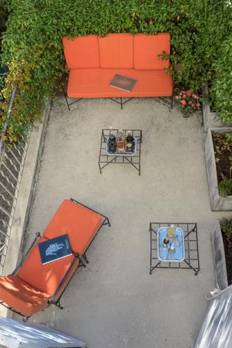 an overhead view of a couch and two chairs and a table at Hôtel Particulier Le 28 - Spa & Art Luxury Design by Alain Ducasse in Aix-en-Provence