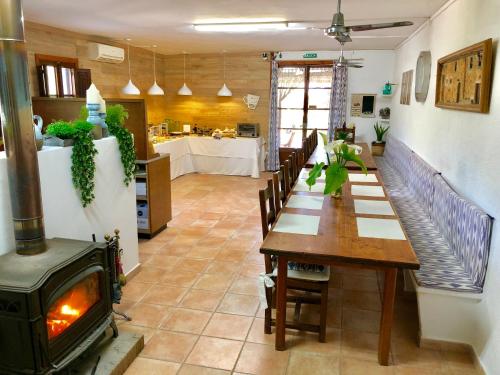 Agroturismo Can Guillo tesisinde bir restoran veya yemek mekanı