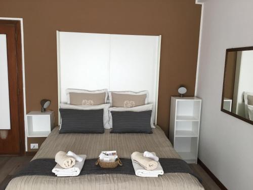 ローマにあるレ ファーテ アパートメンツのベッドルーム1室(タオル、鏡付)