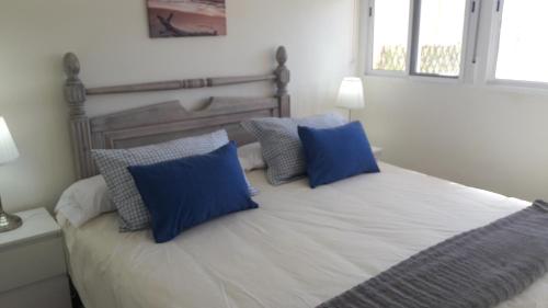 Łóżko lub łóżka w pokoju w obiekcie Apartamento Torremar