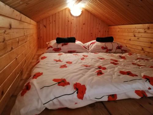 Un pat sau paturi într-o cameră la Chatka Tatralandia 114